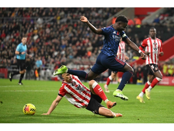 Sunderland's Swiss midfielder #34 Granit Xhaka (L) tackles Arsenal's English midfielder #07 Bukayo Saka (R) during the English Premier League football match between Sunderland and Arsenal at The Stadium of Light in Sunderland in north east England on November 8, 2025. (Photo by Oli SCARFF / AFP)