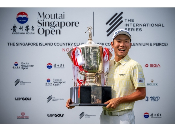 This handout photograph from the Asian Tour taken and received on November 9, 2025 shows Japan's Yosuke Asaji posing with the trophy after the 2025 Moutai Singapore Open golf tournament. (Photo by Graham Uden / Asian Tour / AFP) 