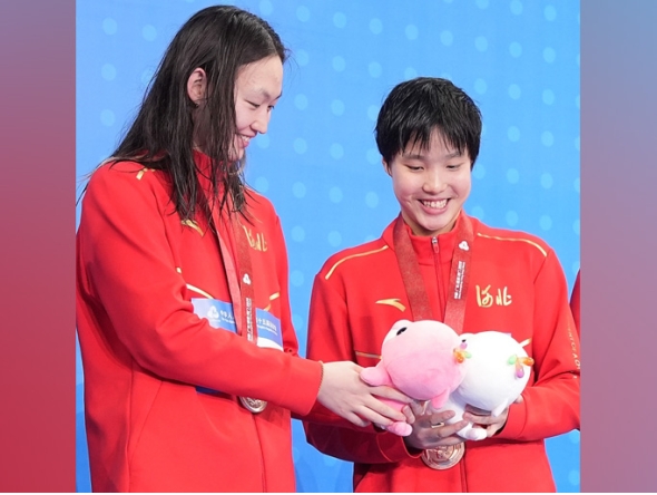 Li Bingjie (L) and Yu Zidi  react during the awarding ceremony for the women's 4X100m freestyle relay of swimming event at China's 15th National Games in Shenzhen, south China's Guangdong Province, Nov. 10, 2025.  Photo: Xinhua/Du Yu