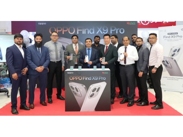 OPPO Country Manager, Qatar, Sou Mein Hein, along with LuLu Group representatives at the launch event.