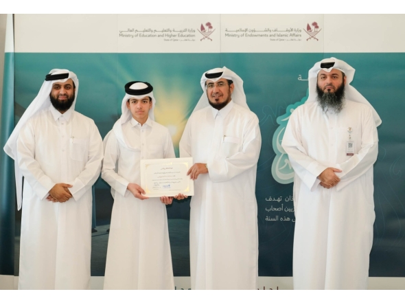 Assistant Undersecretary for Dawah and Mosque Affairs Mohammed bin Hamad Al Kuwar honouring a winner at a ceremony.