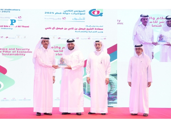 Chairman of the Board of Directors of Dar Al Sharq Group Sheikh Dr. Khalid bin Thani bin Abdullah Al Thani (left) honouring a participant, while CEO of Dar Al Sharq Group Abdul Latif Abdullah Al Mahmoud and Deputy CEO of Dar Al Sharq Group and Editor-in-Chief of Al Sharq Jaber Al Harami look on.  Pic: Rajan Vadakkemuriyil/The Peninsula
