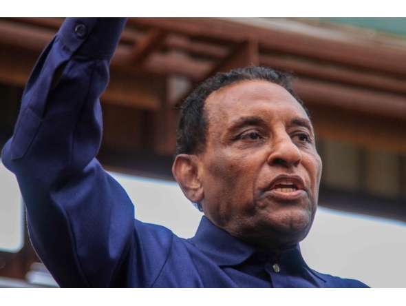 Kamil Idris, a former UN official who was appointed in May as prime minister by Sudan's de facto leader Abdel Fattah al-Burhan, addresses people and local fighters supporting the Sudanese army who came to cheer him on, during a visit in Omdurman on July 19, 2025. (Photo by Ebrahim Hamid / AFP)