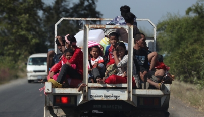 Cambodian evacuees return home in Battambang province, Cambodia on Dec. 30, 2025. Some 167,478 Cambodian evacuees have so far returned to their homes, Cambodia's Ministry of Interior said in a press release on Thursday. (Agence Kampuchea Presse/Handout via Xinhua)