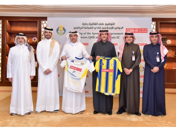 QIIB Chairman Sheikh Dr. Khalid bin Thani bin Abdulla Al-Thani, Al-Gharafa SC Club President Sheikh Jassim bin Thamer Al-Thani and other officials during the signing ceremony.