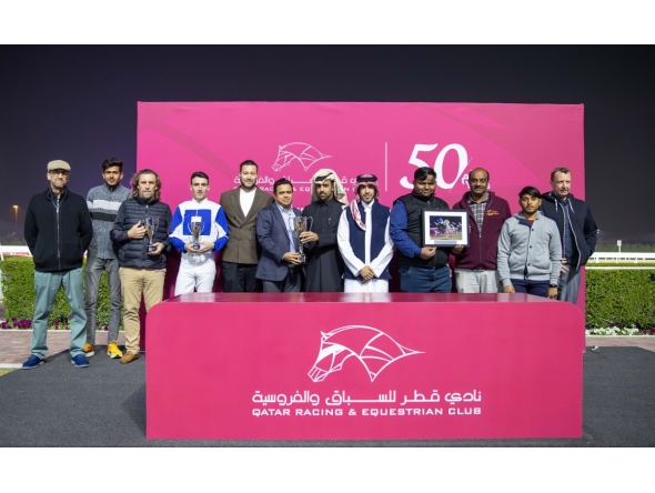 Deputy Director of the QREC Registration & Studbook Department Saad Ali Al Kubaisi crowned the winners of Baidda Algaa Cup. 