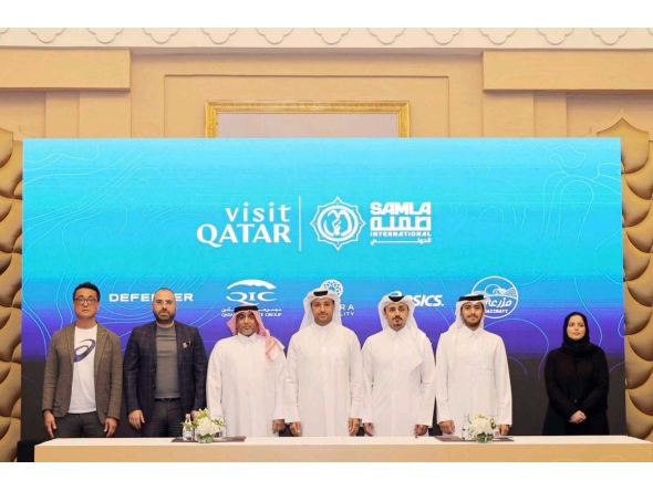 CEO of the Samla Race Organising Committee Azzam Al Mannai (centre) with Director of Public Relations and Communications at Visit Qatar Jassim Al Mahmoud (third right) and representatives of the sponsors during the event.