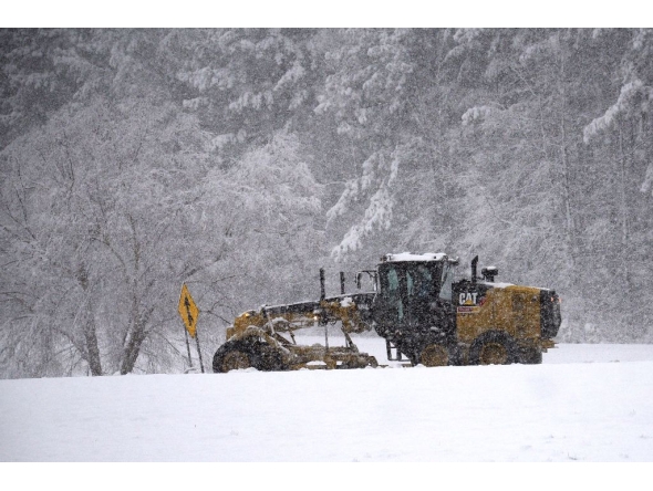 A snow plow moves along Wade Avenue as snow falls on January 17, 2018 in Raleigh, North Carolina. Lance King/Getty Images/AFP