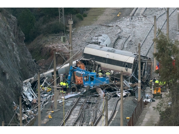 Emergency services and investigators work on the site of a high-speed trains collision that killed at least 42 people, in Adamuz, southern Spain, on January 20, 2026. Photo by JORGE GUERRERO / AFP
