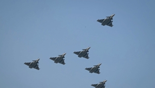 Indian Air Force's Rafale jets fly during the country's 77th Republic Day parade at Kartavya Path in New Delhi on January 26, 2026. (Photo by Sajjad HUSSAIN / AFP)
