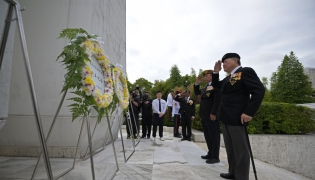 Representatives of retired veterans of the Singapore Armed Forces salute during a memorial ceremony to commemorate civilians who died during the Japanese occupation in World War II, in Singapore, Feb. 15, 2026. (Photo by Then Chih Wey/Xinhua)