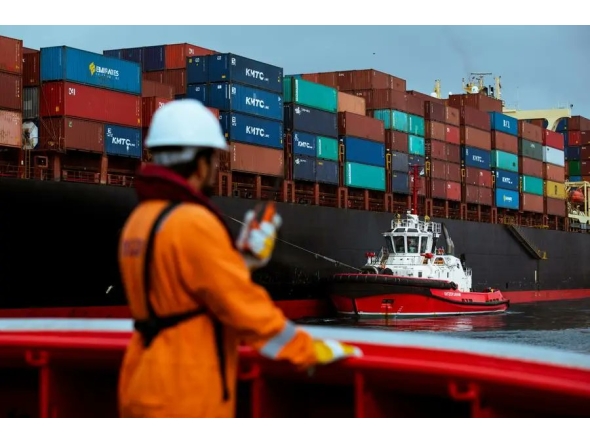 The re-export activities registered growth of 20.3%, rising from OMR1.708bn in 2024 to OMR2.056bn in 2025.