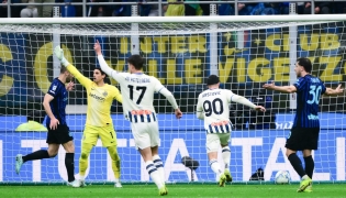 Atalanta's Montenegrin forward #90 Nikola Krstovic (2R) scores his team's first goal during the Italian Serie A football match between Inter Milan and Atalanta at the San Siro stadium in Milan, northern Italy, on March 14, 2026. (Photo by MARCO BERTORELLO / AFP)