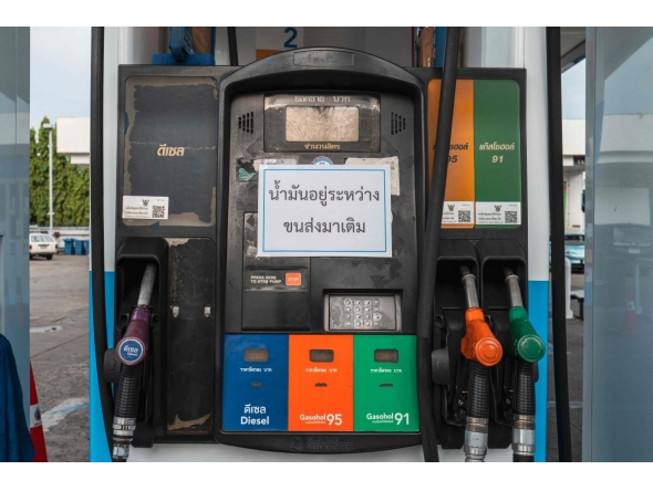 A notice is seen at a temporarily closed petrol station as it waits to be restocked in Bangkok on March 16, 2026 following import disruptions caused by the Middle East conflict. Photo by Anthony WALLACE / AFP 