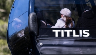 Tourists sit in a gondola cabin going down at the Titlis-Engelberg ski area in Engelberg, central Switzerland, on March 18, 2026, after a gondola cabin detached from its cable and crashed. (Photo by Ennio LEANZA / AFP)