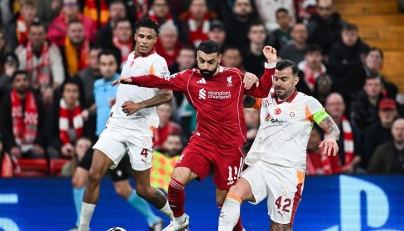Liverpool's Egyptian forward #11 Mohamed Salah (C) fights for the ball during the UEFA Champions League, round of 16 second leg football match between Liverpool and Galatasaray on March 18, 2026. (Photo by Paul ELLIS / AFP)