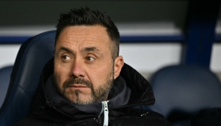 (FILES) Marseille's Italian coach Roberto De Zerbi looks on from the technical area during the French Cup round of 32 football match between FC Bayeux and Olympique de Marseille (OM) at the Michel-d'Ornano Stadium in Caen on January 13, 2026. (Photo by LOU BENOIST / AFP)