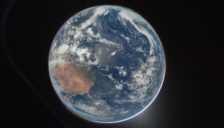 NASA astronaut and Artemis II Commander Reid Wiseman took these pictures of Earth from the Orion spacecraft's window on April 2, 2026, after completing the translunar injection burn. Photos: NASA/Reid Wiseman
