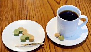 A set option at the shop that comes with coffee, Kasuga no mame and slices of suhama. 