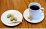 A set option at the shop that comes with coffee, Kasuga no mame and slices of suhama. 