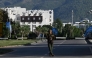 A policer officer stands guard near the Serena Hotel at the Red Zone area in Islamabad on April 22, 2026. (Photo by Aamir Qureshi / AFP)