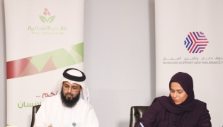 CEO of the Foundation Dr. Ayed bin Dabsan Al-Qahtani Executive Director of the Workers’ Support and Insurance Fund and Kholoud Saif Abdullah Al-Kubaisi signing the agreement.