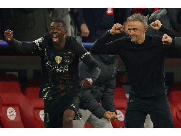 Paris Saint-Germain's Spanish head coach Luis Enrique (R) and his players including Paris Saint-Germain's French forward #10 Ousmane Dembele (L) celebrate after the UEFA Champions League second-leg, semi-final football match between FC Bayern Munich and Paris Saint-Germain (PSG) in Munich, southern Germany on May 6, 2026. (Photo by Odd ANDERSEN / AFP)