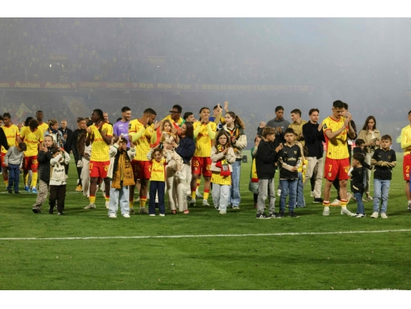 Lens players and their families greet the fans at the end of the French L1 football match between RC Lens and FC Nantes after qualifying for the Champions League. (Photo by Francois LO PRESTI / AFP)