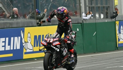 Aprilia Racing's Spanish rider Jorge Martin celebrates as he crosses the finish line to win the Moto GP Grand Prix of France at Le Mans, northwestern France, on May 10, 2026. (Photo by Loic VENANCE / AFP)