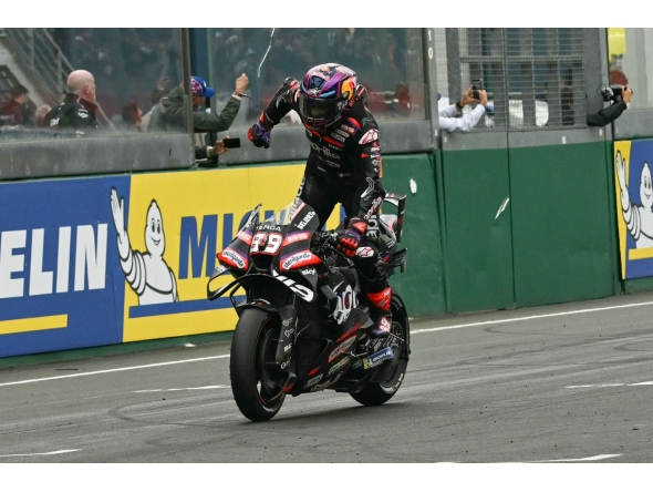 Aprilia Racing's Spanish rider Jorge Martin celebrates as he crosses the finish line to win the Moto GP Grand Prix of France at Le Mans, northwestern France, on May 10, 2026. (Photo by Loic VENANCE / AFP)