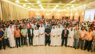 Officers from the Ministry of Interior and Officials from Shell Qatar with workers from companies.