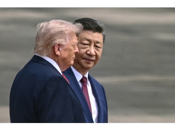China's President Xi Jinping (R) looks at US President Donald Trump during a welcome ceremony at the Great Hall of the People in Beijing on May 14, 2026. (Photo by Brendan Smialowski / AFP)