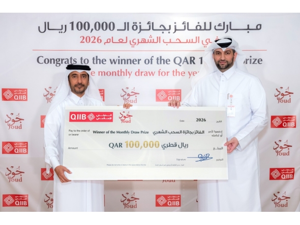 QIIB’s Head of Products Talal al-Jaidah presenting the winner Amer Ali al-Hebshi with a cheque representing the prize amount during a ceremony held at the bank’s headquarters.