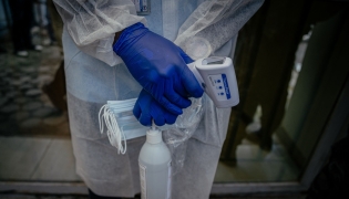  A health worker monitors visitors arriving at the Rodolphe Mérieux Laboratory, National Biomedical Research Institute (INRB) in Goma, on May 19, 2026. (Photo by Jospin Mwisha / AFP)
