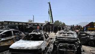 A crane lifts a carriage of a train at the site after an explosion that targeted a train in Quetta on May 24, 2026. (Photo by Banaras Khan / AFP)