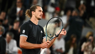 Germany's Alexander Zverev celebrates his victory at the end of his men's quarter final singles match against Spain's Rafael Jodar on day 10 of the French Open tennis tournament on Court Philippe-Chatrier at the Roland-Garros Complex in Paris on June 2, 2026. (Photo by JULIEN DE ROSA / AFP)