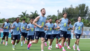 England's Jordan Henderson warms up with teammates during a training session in Palm Beach Gardens, Florida, yesterday.