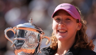 Russia's Mirra Andreeva holds the trophy after winning the French Open tennis tournament women's singles final match against Poland's Maja Chwalinska on day 14 of the French Open tennis tournament on Court Philippe-Chatrier at the Roland-Garros Complex in Paris on June 6, 2026. (Photo by Thomas Samson / AFP)
 