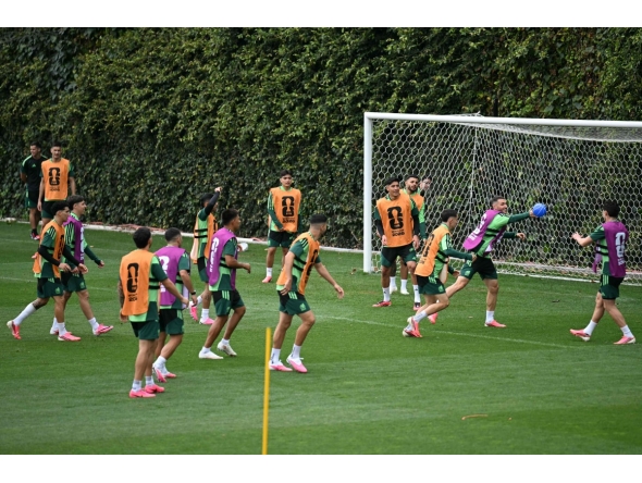 Mexico’s players take part in a training session on the eve of the match against South Africa. (AFP)
