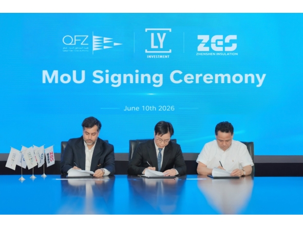 CEO of QFZ Sheikh Mohammed bin Hamad bin Faisal Al-Thani, Chairman of Jiangsu Luyi Investment Co. Ltd Yin Haijie, and Chairman of Zhejiang Zhenshen Insulation Technology Zhang Chunhua during the signing of MoU.