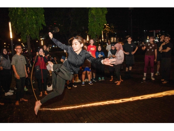 A member takes part in lompat tali karet (jump rope), an Indonesian children's game, at the Gelora Bung Karno Stadium compounds in Jakarta on May 22, 2026. (Photo by Aditya Irawan / AFP) 
