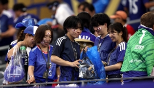 Japan fans clear trash in the stands during the FIFA World Cup 2026 Group F match between Netherlands and Japan at Dallas Stadium on June 14, 2026 in Arlington, Texas. Photo by Francois Nel / GETTY IMAGES NORTH AMERICA / Getty Images via AFP