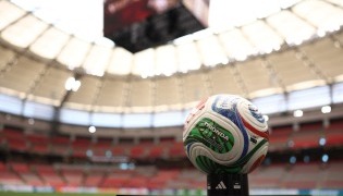  Detail of the adidas FIFA World Cup 2026 match ball before the FIFA World Cup 2026 Group B match between Canada and Qatar at BC Place Vancouver on June 18, 2026 in Vancouver, British Columbia.  (Photo by Fran Santiago / GETTY IMAGES NORTH AMERICA / Getty Images via AFP)