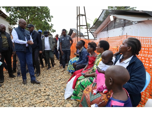 Health Minister of the Democratic Republic of the Congo Roger Kamba (2nd L) congratulates a recovered Ebola patient in Mongbwalu, Ituri province, the Democratic Republic of the Congo, June 20, 2026. (Xinhua)
 