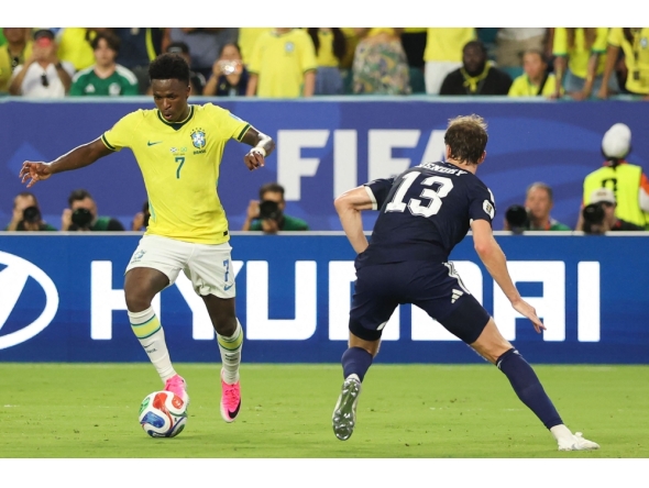 Brazil's forward #07 Vinicius Junior and Scotland's defender #13 Jack Hendry fight for the ball on June 24, 2026. (Photo by Patricia De Melo Moreira / AFP)