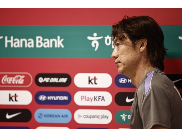 South Korea's head coach Hong Myung-bo arrives for a press conference at Chivas Verde Valle in Guadalajara, Mexico on June 25, 2026, during the 2026 World Cup football tournament. (Photo by Ulises RUIZ / AFP)
