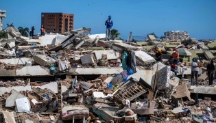 Volunteers and residents search for survivors on the rubble of collapsed buildings in Caraballeda, La Guaira state, Venezuela, on June 28, 2026, following earthquakes. Photo by Miguel MEDINA / POOL / AFP