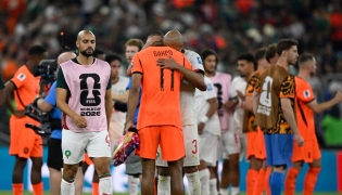Netherlands' forward #11 Cody Gakpo is consoled by Morocco's defender #03 Noussair Mazraoui after losing the penalty shootout. (Photo by Alfredo Estrella / AFP)
 