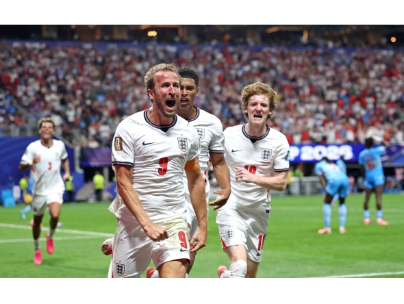 Harry Kane #9 of England celebrates with teammates Jude Bellingham #10 and Anthony Gordon #18 after scoring his team's first goal during the FIFA World Cup 2026 Round Of 32 match between England and Congo DR at Atlanta Stadium on July 01, 2026 in Atlanta, Georgia. (Photo by Richard Pelham / GETTY IMAGES NORTH AMERICA / Getty Images via AFP)