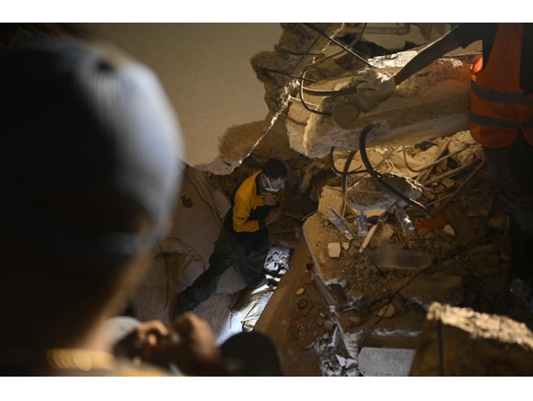 People search for their deceased relatives among the debris of a collapsed building in the Los Corales neighbourhood of Caraballeda, La Guaira State, Venezuela on July 1, 2026, following the June 24 twin earthquakes. (Photo by Federico PARRA / AFP)
